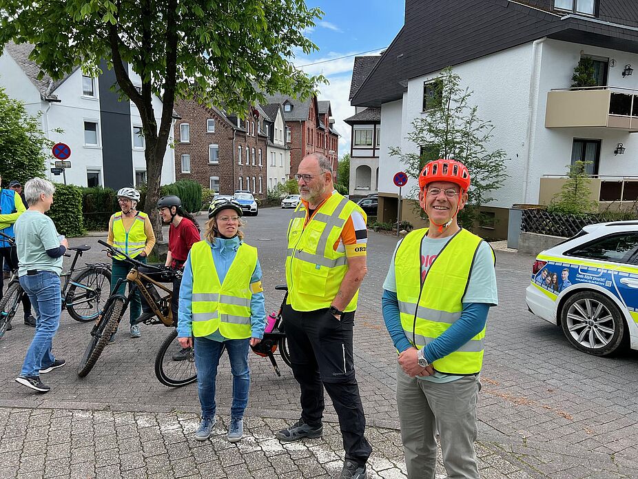 Eva (l.) und Robert (r.) mit Gerd vom Kreisverband (m.) Robert und Eva im Gespräch mit Gerd vom Kreisverband