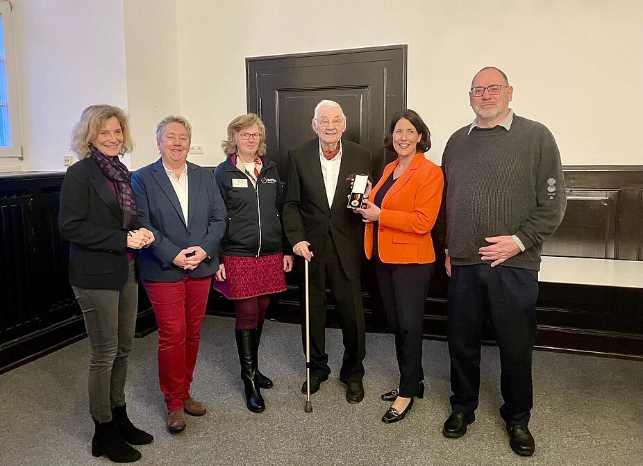 Ehrung Jo Schaefer Verleihung der Verdienstmedaille des Landes Rheinland-Pfalz an Jo Schaefer durch Ministerin Daniela Schmitt
