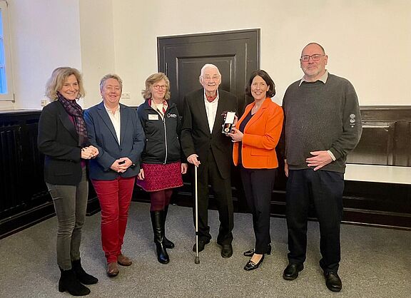 Verleihung der Verdienstmedaille des Landes Rheinland-Pfalz an Jo Schaefer durch Ministerin Daniela Schmitt