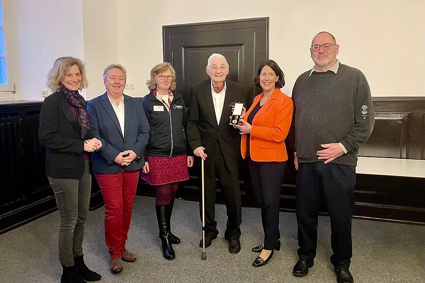 Ehrung Jo Schaefer Verleihung der Verdienstmedaille des Landes Rheinland-Pfalz an Jo Schaefer durch Ministerin Daniela Schmitt