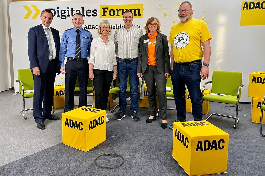 Teilnehmer des ADAC Live Talk Teilnehmer des ADAC Live Talk am 27.04.2023 v.l.n.r.: Prof Dr. Peter König ADAC-Vorstand Mittelrhein, Max Witt Polizei Koblenz, Moderatorin,Katrin Wolff, Tobias Weiß-Bollin Radverkehrsbeauftragter der Stadt Koblenz, Amelie Döres stv Landesvorsitzende, Gerd Engel Sprecher ADFC Koblenz als Vertreter des Radentscheid Koblenz