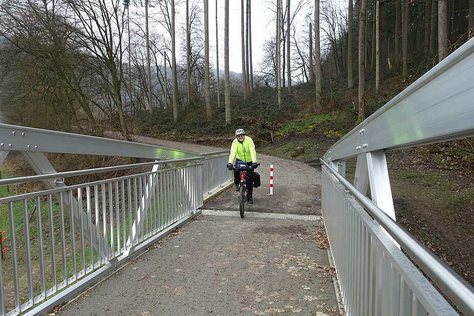 Radfahrer auf Brücke im Lahntal Radfahrer auf einer Brücke im Lahntal