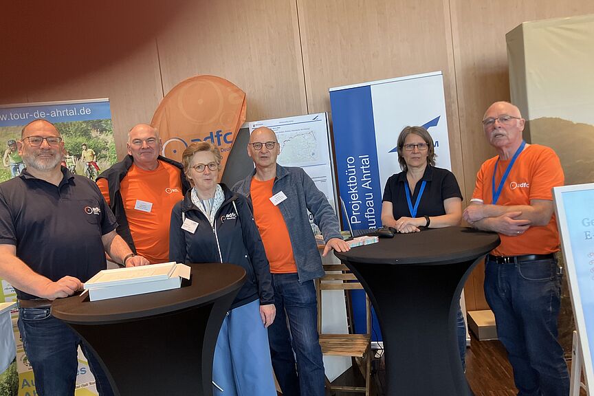 Team des ADFC Kreis Ahrweiler mit Silke Rothenberger (LBM),  Amelie Döres und Gerd Engel bei der Rad und Freizeit Siegburg  Team des ADFC Kreis Ahrweiler mit Silke Rothenberger (LBM),  Amelie Döres und Gerd Engel bei der Rad und Freizeit Siegburg